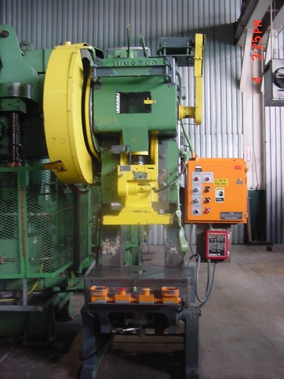 60 Ton, Minster, Model No. 6, 4 Str, 3 Adj, 17 Shut Height, 21 x 32 Bed, 90 SPM, Air Clutch, recirc Lube