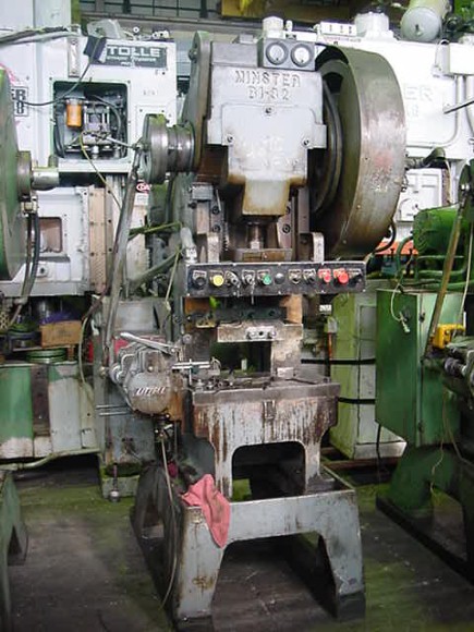 32Ton, MINSTER, B1-32 - 1-1/2 Stroke, 2-1/4 Adj, 11 SH, 15 x 24 Bed, 500 SPM, 3 Littell Servo Roll Feed